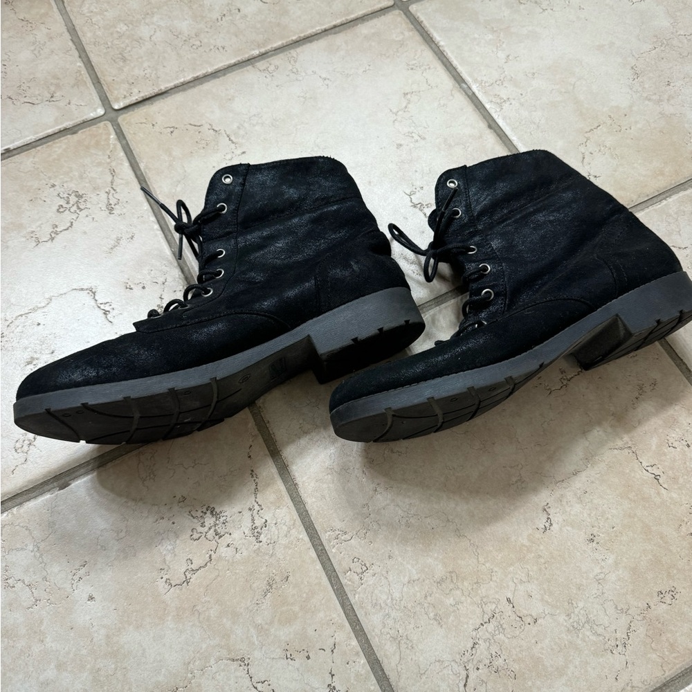 Arizona black boots. Faux suede. Laces. Knit at the top. Size 11 GUC - Picture 2 of 8